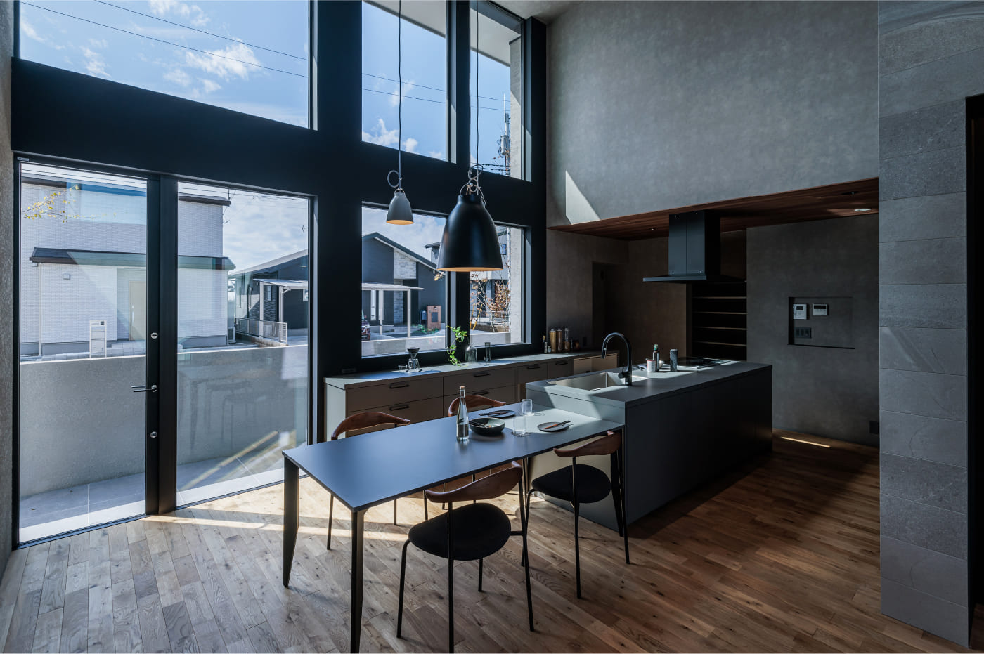 DINING & KITCHEN :