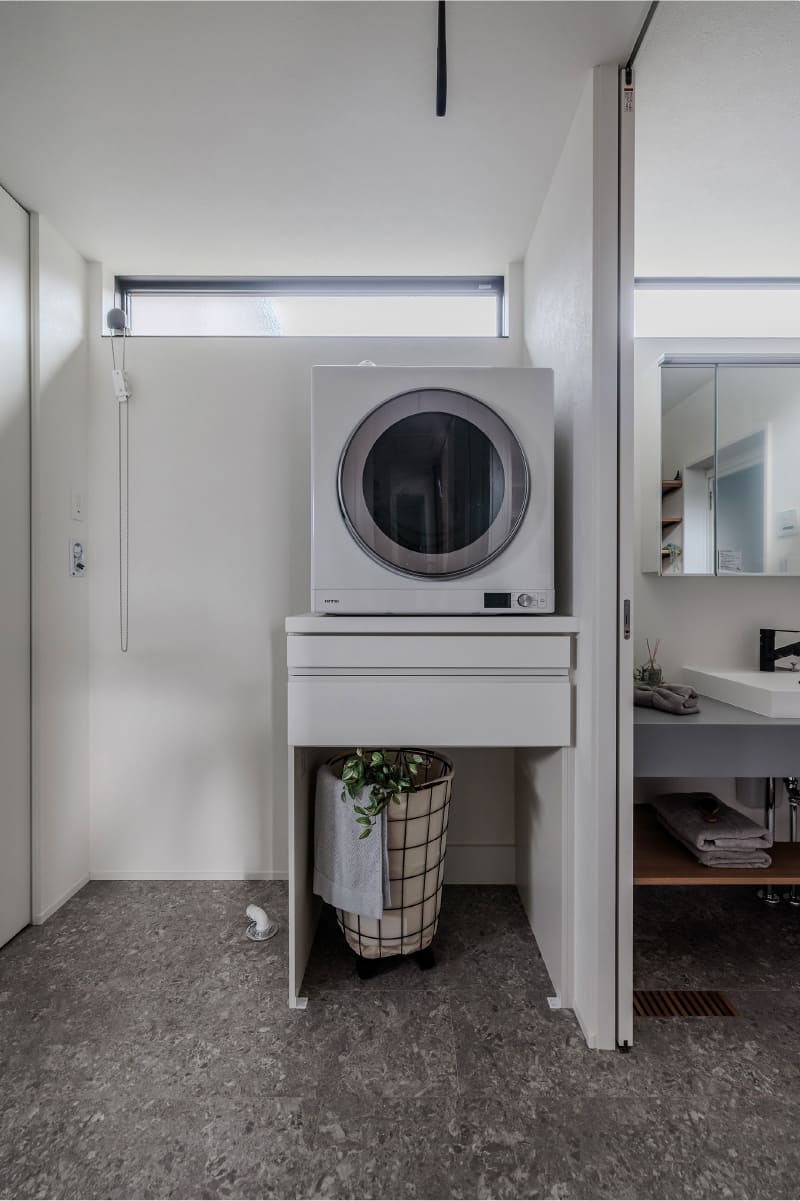LAUNDRY ROOM :