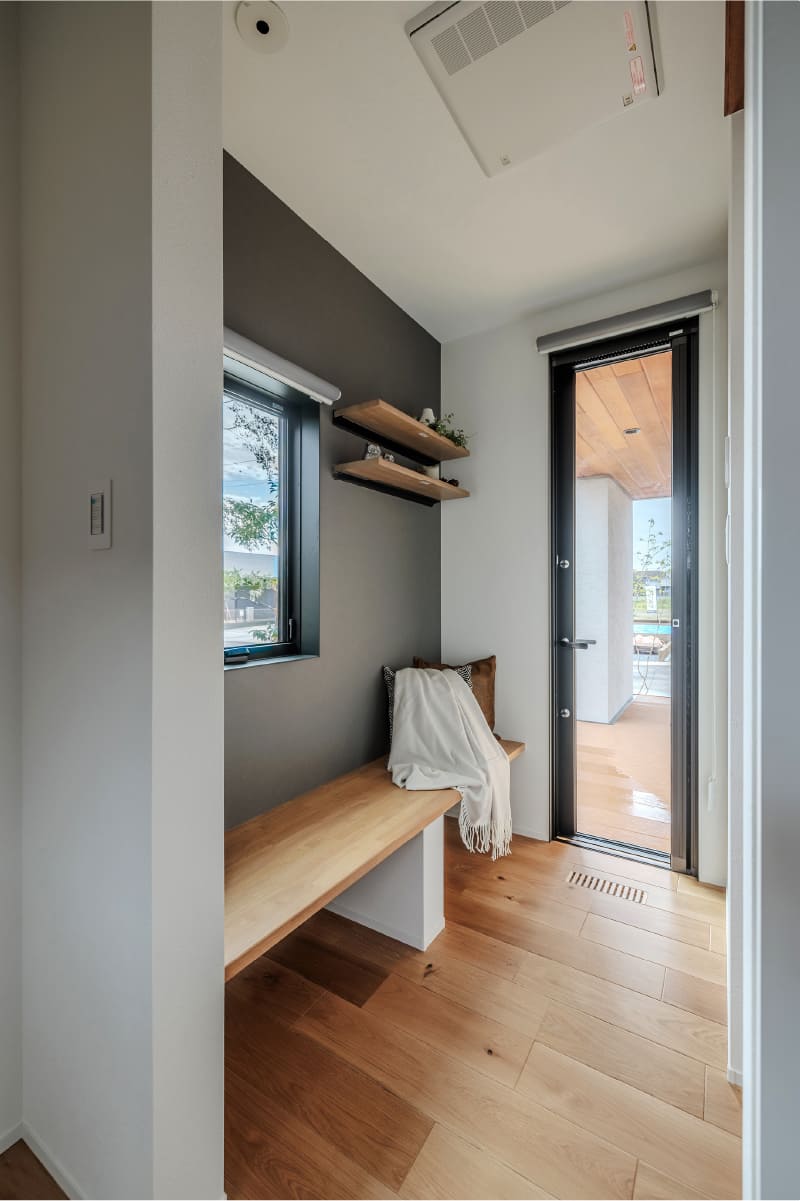 HALL & DECK SPACE :