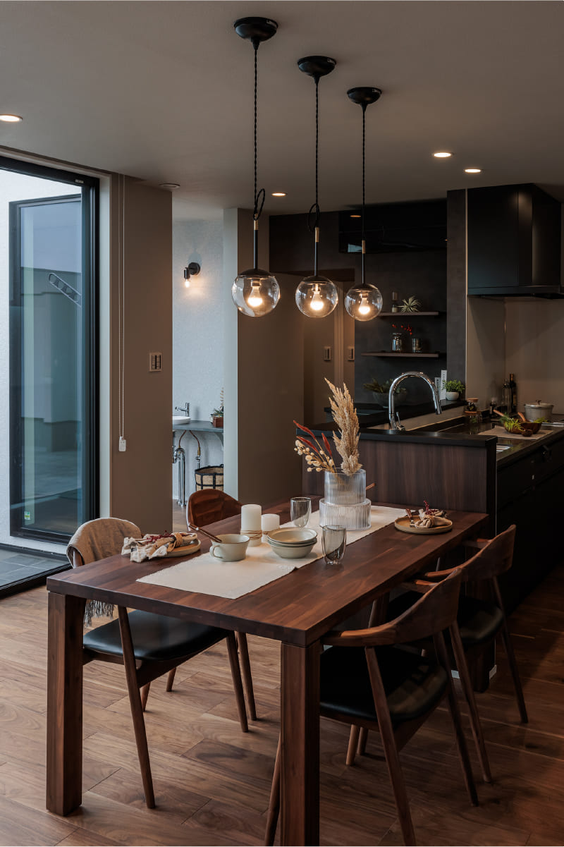 DINING & KITCHEN :