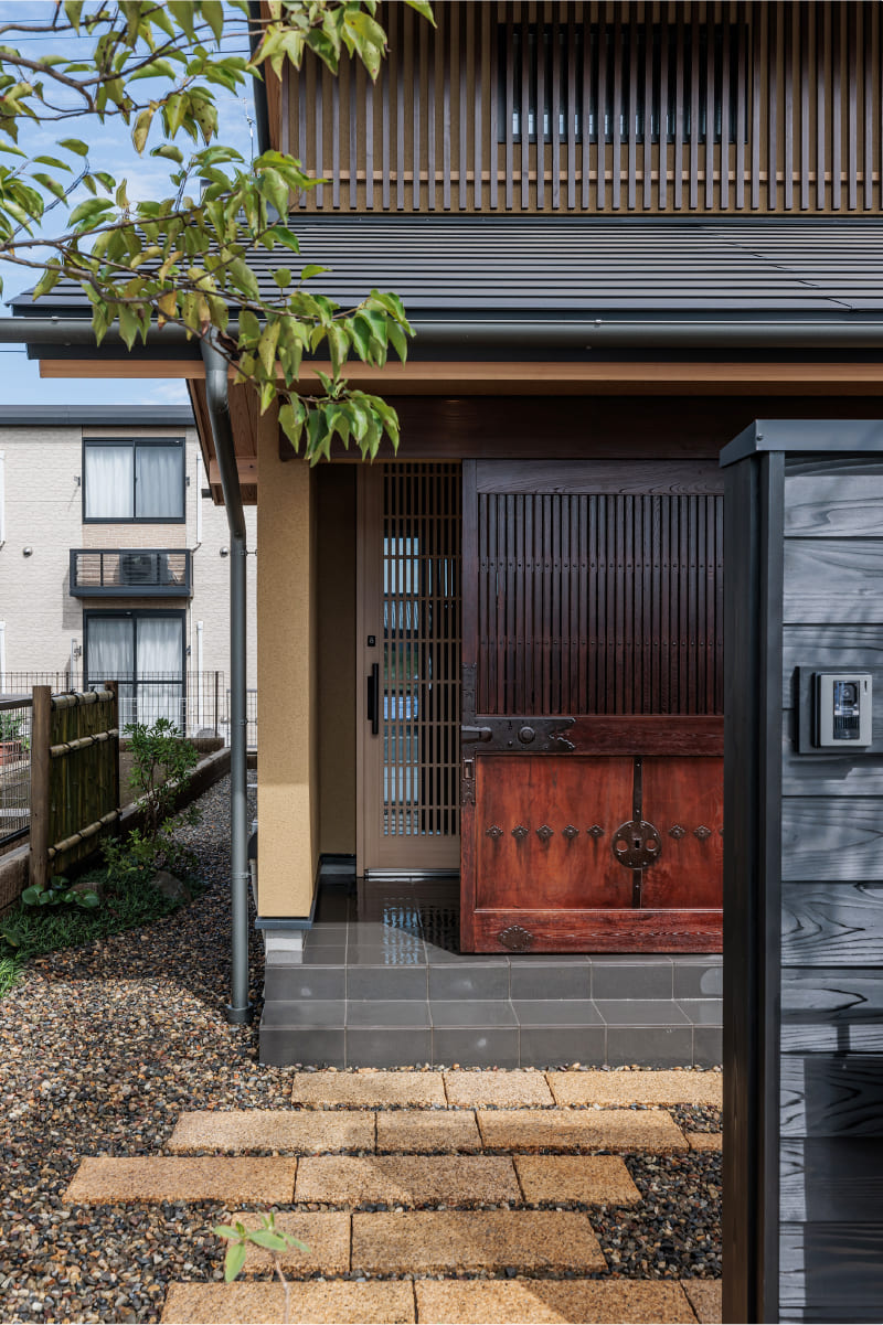 PORCH & ENTRANCE :